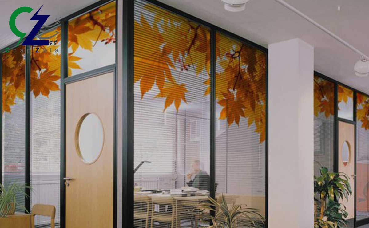 چاپ استیکر روی شیشه مغازه